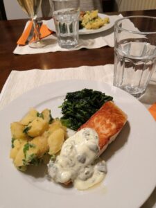 Salmon and spinach with tartare cream