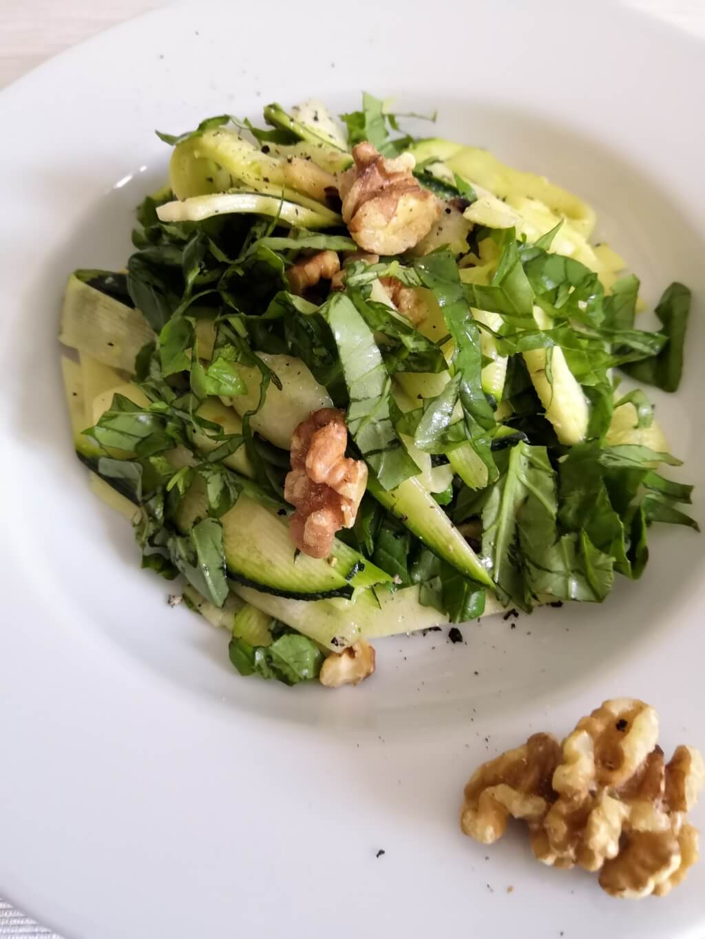 Courgette, thyme and walnut salad – Lindyrecipe