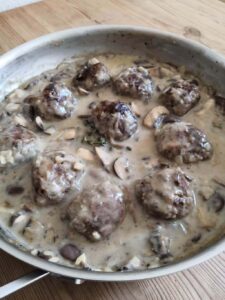Swedish meatballls with mushrooms sauce